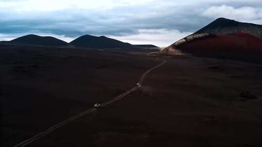 越野吉普车在火山地球空中行驶