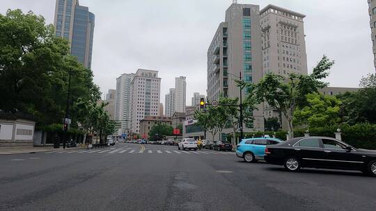 上海封城中的现代商业街道环境