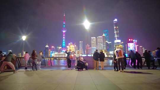 上海外滩游客在游玩延时摄影夜景视频素材视频素材模板下载