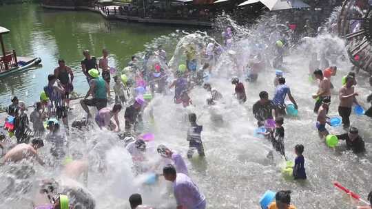成都黄龙溪古镇夏季游客泼水玩水降温视频素材模板下载