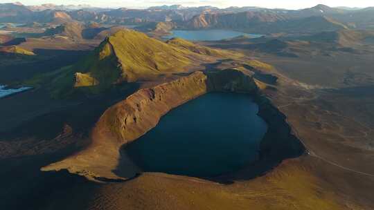 冰岛高地日落时布拉赫勒陨石坑的无人机视图