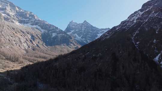 航拍冬天四川阿坝四姑娘山双桥沟风景