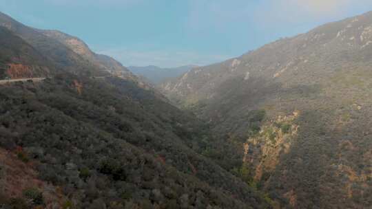 加利福尼亚州马里布附近山区峡谷的空中拍摄