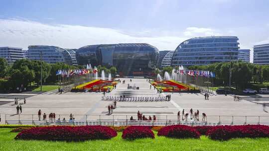 2025第八届进博会现场建筑外观人群延时