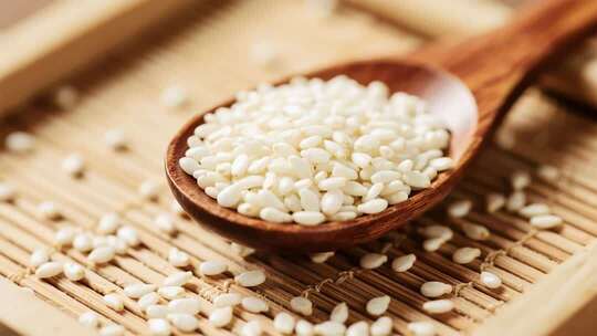 木勺盛放白米特写
