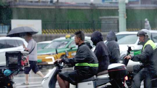 城市外卖员奔波励志雨天送外卖