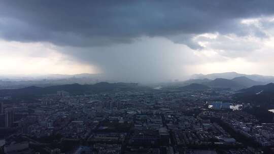 广东东莞：降雨景象