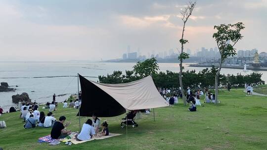 旅游景区，青岛小麦岛草地看夕阳