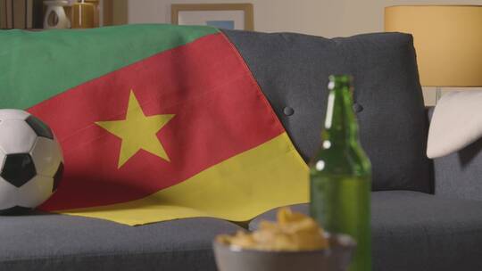 沙发上的喀麦隆国旗和足球特写视频素材模板下载