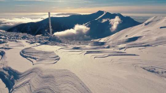 日出下的雪山