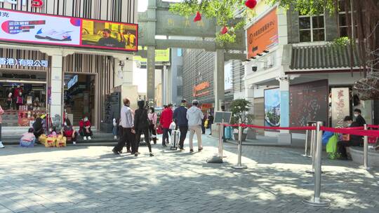 市民在深圳中英街购物