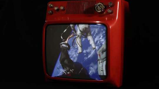 老式电视上的第一次美国太空行走。