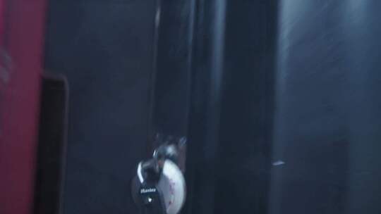 消防员进入烟雾弥漫的建筑POV