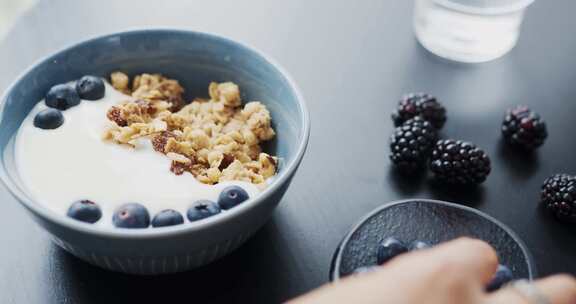 制作牛奶蓝莓燕麦营养早餐