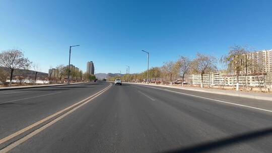 行车视角道路两侧绿化风景开车第一视角开车