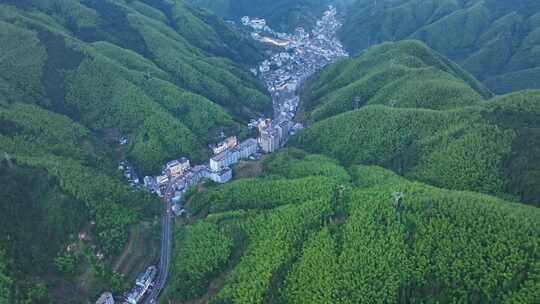 雨后的安徽黄山市黄山区汤口镇旅游景区小镇