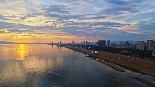 海边沙滩海上日出海面日出朝霞暖调航拍