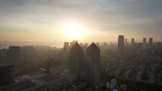 日出时分的城市高楼全景