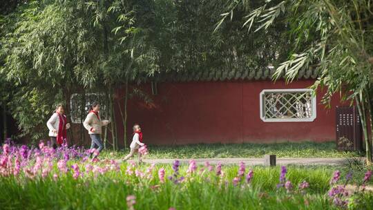 春节期间在公园里快乐玩耍的一家人祖孙三人