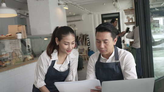 企业家和团队在面包店和咖啡店工作。