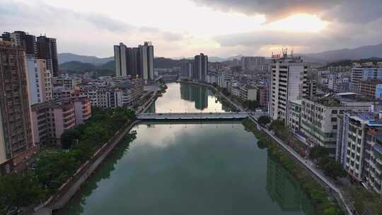 航拍广东香格里拉云髻山下的新丰县城市风光视频素材模板下载