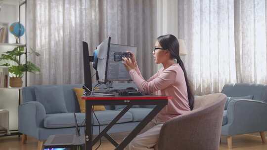 亚洲少女程序员在创建软件工程师开发应用程序时使用智能手机视频素材模板下载