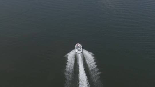 海面行驶的快艇视频素材模板下载