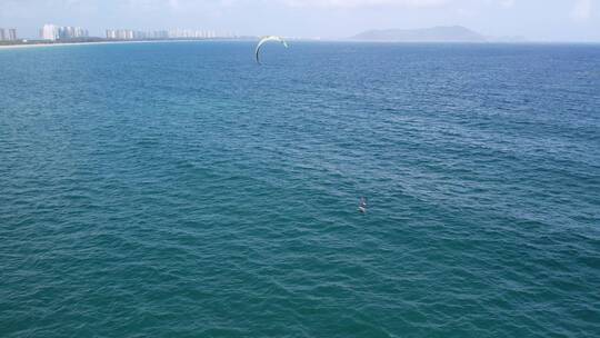 4K航拍大海滑翔伞冲浪