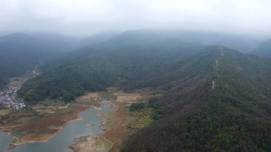 云雾天山间森林航拍