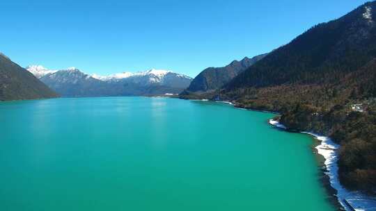 治愈风景航拍西藏林芝巴松措景区雪山湖泊