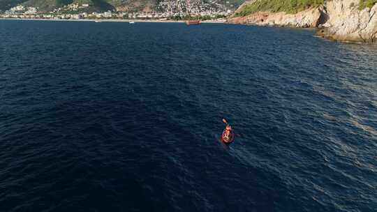 多名男子在公海海浪上划船