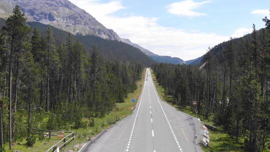 无人机拍摄的瑞士阿尔卑斯山山谷公路视频素材模板下载