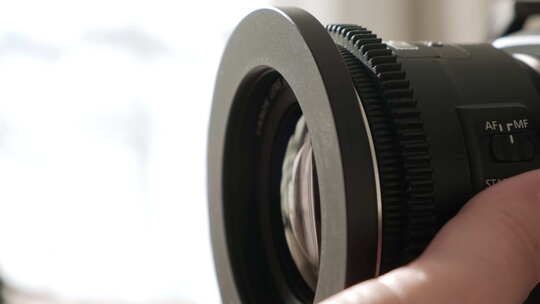 相机机械师在专业镜头上安装偏光或紫外线滤镜的特写镜头视频素材模板下载