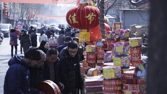 山西春节街景 采购年货 路边摊买鞭炮视频素材模板下载