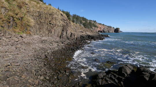 海浪冲击着岩石海岸