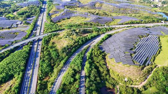 广东梅州五华县山坡上的太阳能光伏板全景