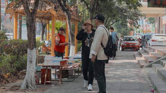 云南旅游风光德宏瑞丽口岸街景缅甸玉器摊视频素材模板下载