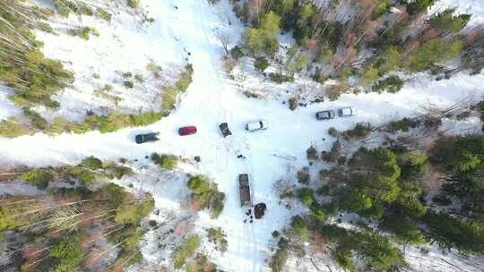 积雪道路上车辆的俯视图