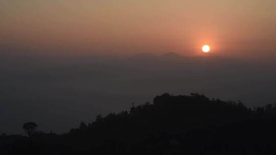 尼泊尔南摩布达创古寺清晨日出风景