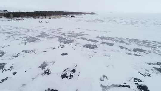 土耳其卡尔斯的冰冻湖和雪橇