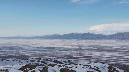 新疆伊犁冬季那拉提草原雪景库尔德宁雪山