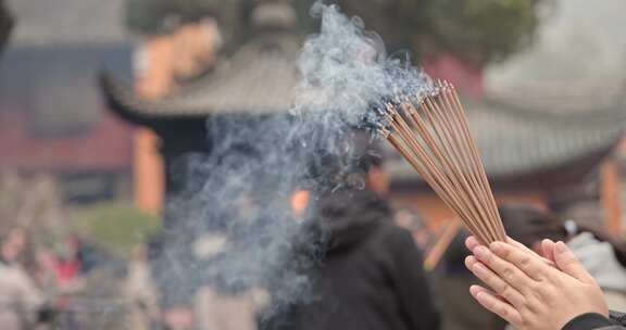 寺庙佛堂香炉点香祈福燃烧香特写