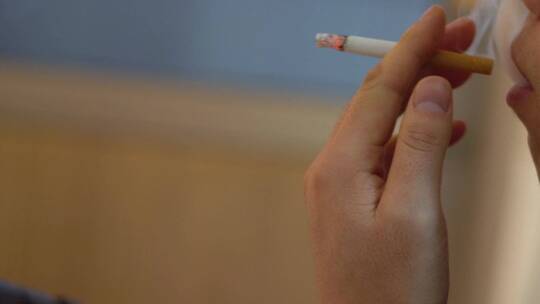 烟瘾发作一个人连续抽烟