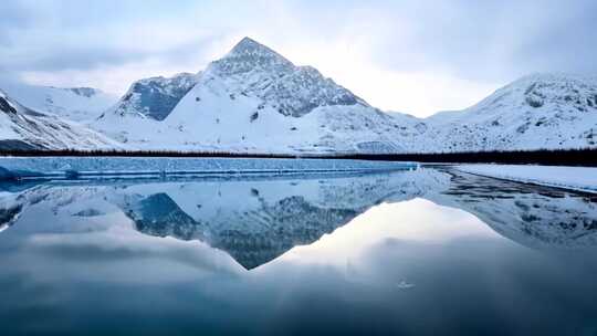 雪山倒映在湖中的唯美自然景观