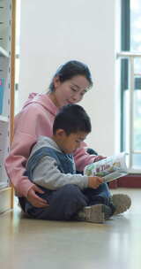 图书馆小朋友母亲看书阅读