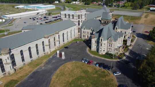 俄亥俄州曼斯菲尔德的曼斯菲尔德感化院。未使用的封闭监狱的无人机镜头