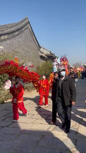 济南章丘三德范古村，元宵节大扮玩场面壮观