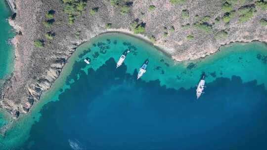 4k船停在蓝色大海海湾