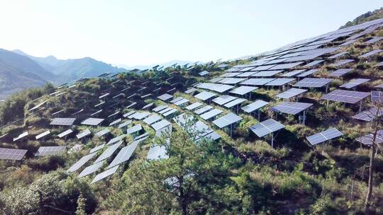 航拍山上光伏太阳能电池板