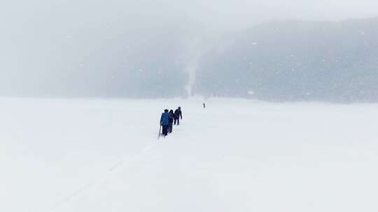 新疆阿勒泰禾木村冰雪徒步、滑雪